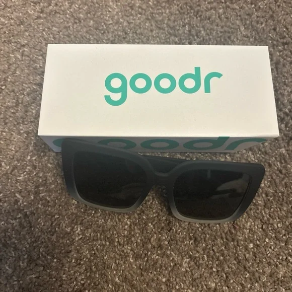 Modern Black Oversized Sunglasses - Picture 2 of 4